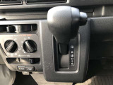 コラムシフトですので足元ひろびろ。運転しやすいですよ。