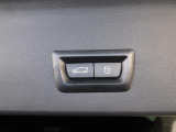 【パワーゲート】電動パワーゲートです。開閉がボタン1つで開け閉め行えます。また、状況に応じてのトランクハッチ開閉量を簡単に設定可能です。スマートオープナーも便利な機能です。ぜひお試しください。