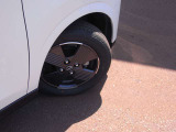 155/65R14タイヤ+専用アルミホイールです。スタッドレスタイヤや各種オプションのご注文も承っております(^^)!