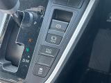 【電動パーキングブレーキ】ブレーキを踏んで停車したときにブレーキペダルから足を離しても停車状態を維持することができます。