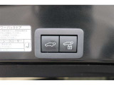 ドアが閉まった時にそのまま施錠もしてくれる予約ロック機能付きのパワーバックドア。荷物で手が塞がっている時に便利な機能です♪