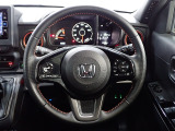 ハンドル左側にはオーディオ操作が出来るオーディオリモートコントロールスイッチ、右側にはHonda SENSINGとオートクルーズコントロールのスイッチを装備!