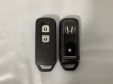スマートキーを装備しています。鍵を差し込むことなくドアロックの開け閉めと、スタートボタン操作でのエンジンスタートができます。スペアキーも同じものを用意しております。