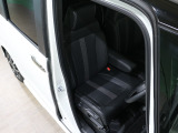 程よい硬さとホールド性が高いシートで長時間運転も快適です。