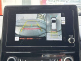 車両を上から見下ろした視点で駐車をサポートする「パノラミックビューモニター(全周囲カメラ)」搭載。フロント・サイド・リアの4カメラ映像を合成し、狭い駐車場でも安心です。