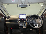 【見晴らしの良い運転席】フロントガラスが広く周囲を見渡しやすい設計です。視点が高いため遠くまで見通すことができ、運転に集中しやすい環境が整っています。