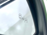【ブラインドスポットモニター】走行中、ドアミラーの死角になりやすい箇所に後続車が接近するとサイドミラーのレンズに警告を表示!ドライバーに注意喚起をしてくれます。