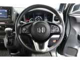 運転中もハンドルでの操作が可能です。特に高速道路等の目が離せない運転時には、便利さだけでなく、安全性も兼ね備えております。