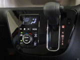車内を快適に、オートエアコンを装備しています。