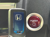 【Hondaスマートキー】カバンやポケットに入れたままでもドアの施錠・解錠が可能なスマートキーを装備。エンジンのオン・オフ時もカギを取り出す必要が無いからとっても便利です♪