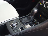 【オートブレーキホールド】停車中にブレーキペダルから足を放しても、ブレーキを自動的に制御して、車両の停車状態を保持する機能です。信号待ちなどの停車時に運転者の負担を軽減します。