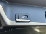 【パワーテールゲート】ボタン操作でテールゲートが開閉です。両手が荷物で塞がっていても、スムーズに開閉を行えます。