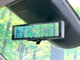 【インテリジェントルームミラー】後席の大きな荷物や同乗者で後方が確認しづらい時でも安心!カメラが撮影した車両後方の映像をルームミラー内に表示。クリアな視界で状況の確認が可能です!