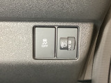 ハンドルの右側にはヘットライトリベライザーとVSA(ABS+TCS+横滑り抑制)の解除スイッチがついています。ヘッドライトリベライザーは道路状況や積荷の加重に応じてライトの高さを調節できます。