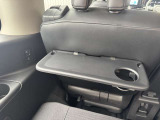 2列目シートの後ろにもテーブルが付いてますので、3列目シートの方もテーブルをお使いいただけます♪