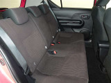 広いとは言えませんが3名乗車できるセカンドシートです。