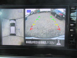 【アラウンドビューモニター装備】 バックカメラによる後方の確認だけでなく4つのカメラで真上から見ている様に周囲360度を写し出し、自車周辺の詳細な状況を確認出来ます。狭い場所での取り回しも安心です。