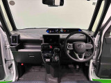 360&deg;UV&IRカット機能ガラス採用。見易い計器類と運転し易いレイアウトのドライビングポジションは、極細Aピラーの採用で視角も少なく前方&左右の見切りが良く安心して運転できます。