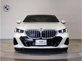 ☆BMWの代名詞とも言える【キドニーグリル】一目見ただけでBMW車であると認識できる確固たるアイコンとして存在感を放ちます☆