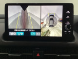 マルチビューカメラの中にフロント・サイドビューカメラシステムを装備。樹木やブロック塀などで左右の見通しが悪い場所、狭い路地や駐車場などでクルマの前方向や両サイドの視界をサポートする便利な機能です。