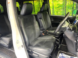 運転席まわりには十分なスペースがあり、大柄な方でもゆったり運転していただける環境です。