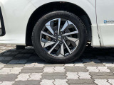 純正アルミホイール。タイヤサイズは195/60R16です。