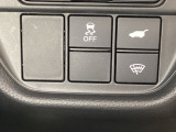 ハンドルの右側にHondaセンシング用のVSA解除スイッチとパワーテールゲートスイッチがついています。パワーテールゲートスイッチは車内からでもテールゲートの開け閉めを電動でできます。