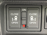 【両側パワースライドドア】スマートキーや運転席のスイッチで後席両側スライドドアの開閉が可能♪電動だから力を入れてドアを開ける必要が無く、小さなお子様でも簡単に開け閉めでき快適です♪