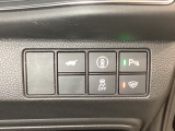 ハンドルの右側にHondaセンシング用のメインスイッチとパワーテールゲートスイッチがついています。パワーテールゲートスイッチは車内からでもテールゲートの開け閉めを電動でできます。