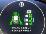 【ブラインドスポットインフォメーション】走行中、ドアミラーの死角になりやすい箇所に後続車が接近するとサイドミラー付近に警告を表示、ドライバーに注意喚起をしてくれます。