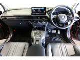 ドライバーを包み込むように、ディスプレーやスイッチ、コンソールを配置。座った瞬間から運転への期待が!空間そのものの心地よさにこだわっています。