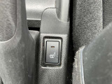 運転席はシートヒーター装備!エアコンに比べて暖まるスピードが速いので冬でも快適に過ごせます。冷え症で悩まれている方にも◎また、エアコンに比べて車内の空気が乾燥しにくいのも、嬉しいポイントです!