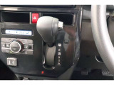 ★パネルシフトレバーは運転席より手が届きやすくて操作のしやすいシフトレバー。室内スペース確保にも配慮されてますよね!