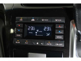 左右で温度調整の出来るデュアルオートエアコン完備☆快適な車内空間で会話も弾みます♪