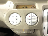 【オートエアコン】一度お好みの温度に設定すれば、車内の温度を検知し風量や温度を自動で調整。暑い&hellip;寒い&hellip;と何度もスイッチ操作をする必要はありません。快適な車内空間には必須の機能ですね♪