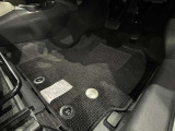 内装工程では、中古車を気持ちよくお乗りいただけるよう清掃しております。