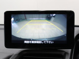 【バックカメラ】シフトを「R」の位置に入れると、自動的に画面がカメラ映像に切り替わり後方の視界をサポートする必須装備です!