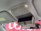 運転席の天井には小物入れがあります。