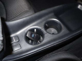 運転席と助手席の間にドリンクホルダーが付いています。