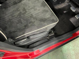 痛みの出やすい運転席シートの角、フロアマット、座面、ともに良好です