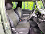 運転席まわりには十分なスペースがあり、大柄な方でもゆったり運転していただける環境です。
