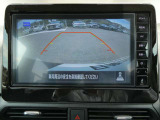 ギアを『R』に入れた後、カメラボタンを2回押すと、ナビ画面に後方の映像を映してくれるので、駐車がし易くなります。