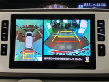 【パノラマモニター】 上から見下ろしたような映像が、運転の不安を軽くします。