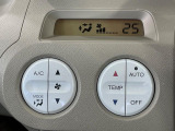 【オートエアコン】一度お好みの温度に設定すれば、車内の温度を検知し風量や温度を自動で調整。暑い&hellip;寒い&hellip;と何度もスイッチ操作をする必要はありません。快適な車内空間には必須の機能ですね♪