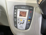 【オートエアコン】一度お好みの温度に設定すれば、車内の温度を検知し風量や温度を自動で調整。暑い&hellip;寒い&hellip;と何度もスイッチ操作をする必要はありません。快適な車内空間には必須の機能ですね♪