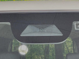 【ホンダセンシング】走行中に前方の車両等を認識し、衝突しそうな時は警報とブレーキで衝突回避と被害軽減をアシスト。より安全にドライブをお楽しみいただけます。