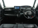 ◆視界広々で非常に運転しやすくロングドライブでも疲れを感じさせないすっきりとまとまったインパネ周りです。
