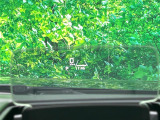 【カラーヘッドアップディスプレイ】現在の速度や走行情報をデジタル表示で運転席前方のガラスに投影!カラー付きで視認性も高く、運転中目線をずらさず必要な情報を確認できるのでとっても便利で安心!