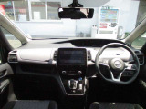 開放的で周囲が広く見渡せる運転席は車両の感覚がつかみやすくて安心安全です♪雨の日も視界良好、油膜や汚れの付着を防止するウィンドウ撥水の施工も承ります♪フロントガラスだけでなく、全ガラスに施工可能です☆