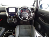革巻きステアリングで快適な操作性の運転席です。